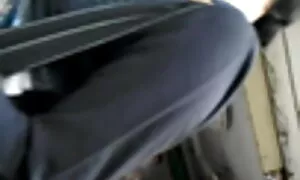 Gadis hitam merangka ...